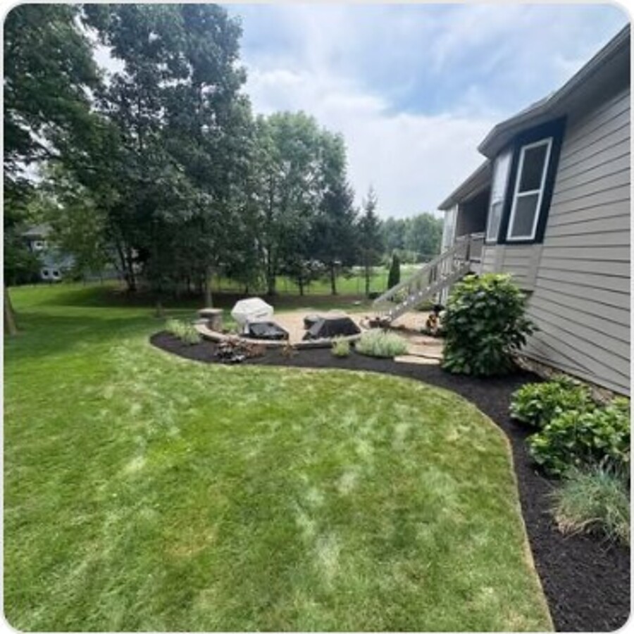 Curved bed edging & fresh mulch